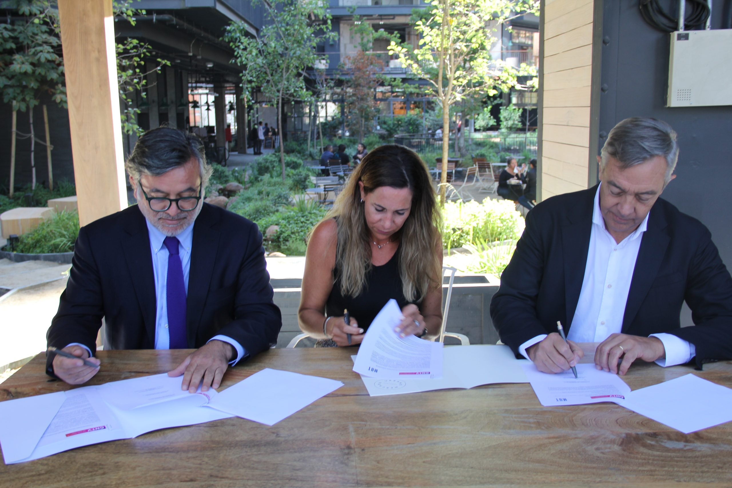 CNTV firmó un convenio con el Mercado Urbano Tobalaba para transmisión de material audiovisual